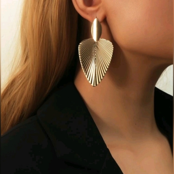 Textured Leaf Earrings - Picture 5 of 8